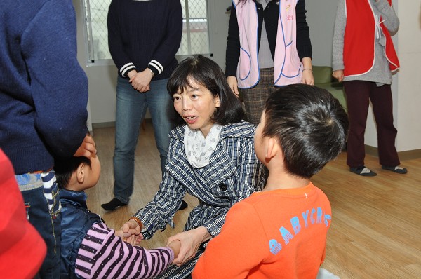 中壽總經理探訪育幼院  暖心送衣讓孩子新年願望成真